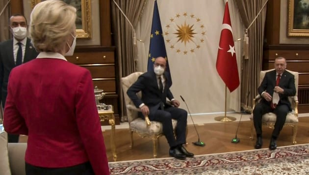 Während EU-Ratspräsident Michel neben Erdogan auf einem großen Sessel Platz nahm, blieb für EU-Kommissionspräsidentin von der Leyen und Außenminister Cavusoglu nur das Sofa. (Bild: AFP or licensors)