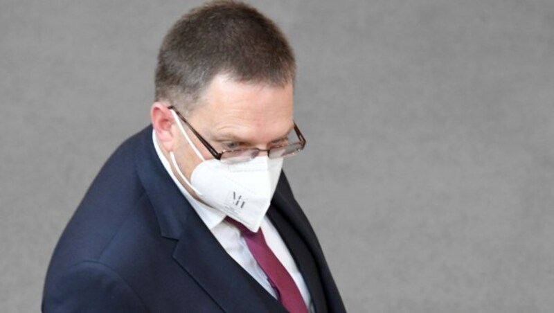 ÖVP-Klubchef August Wöginger forderte kürzlich Strafen für Maskenverweigerer im Parlament. (Bild: APA/ROLAND SCHLAGER)