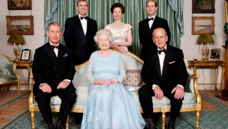 Die Familie: Queen Elizabeth II., Prinz Philip und Prinz Charles in der ersten Reihe, Prinz Andrew, Prinzessin Anne und Prinz Edward am 21. April 2016 (Bild: EPA)