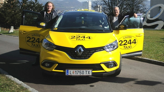 Betriebsleiter Robert Neuhold mit Taxilenker Robert Petschenik (Bild: Linzer Taxi 2244)
