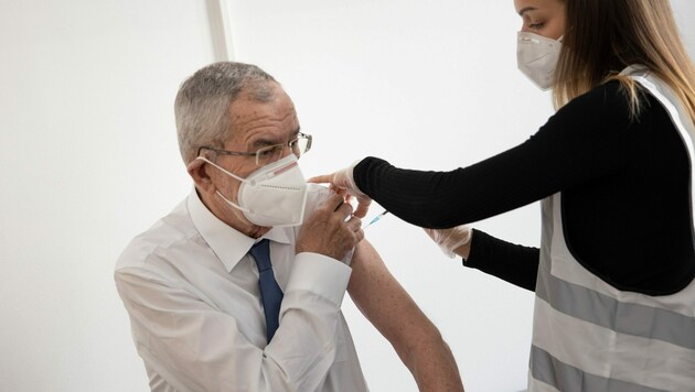 Bundespräsident Van der Bellen bei seiner Corona-Impfung (Bild: twitter.com/vanderbellen)