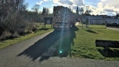 Ein Holz-Lastwagen auf dem Radweg "Thayarunde" als Versinnbildlichung eines Problems, das die Waldviertler immer mehr belastet. (Bild: Zukunftsraum Thayaland)