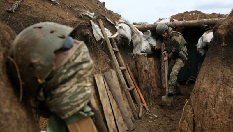 Ein ukrainischer Soldat beim Ausheben eines Schützengrabens an der Frontlinie in der Ostukraine. (Bild: AFP )