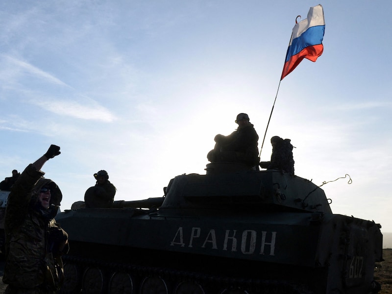 Pro-russische Separatisten in einem Konvoi an der Front in der Ostukraine. (Bild: AFP)