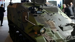 Ein Panzerfahrzeug der deutschen Bundeswehr bei einer Militär-Expo in Indonesien (Bild: AFP)