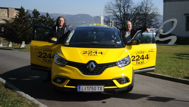 Robert Neuhold (Betriebsleiter) mit dem gutherzigen Taxilenker Robert Petschenik (re.), der 350 Kilometer fuhr (Bild: Linzer Taxi 2244)
