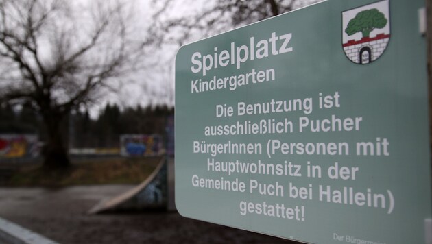 Nur für Bewohner der Gemeinde: Die Schilder auf den Pucher Spielplätzen sind unmissverständlich. (Bild: Tröster Andreas)