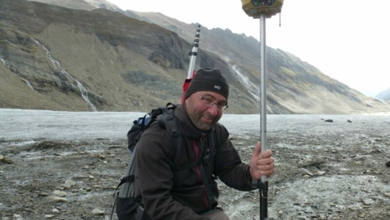 Andreas Kellerer-Pirklbauer bei einer Gletschermessung (Bild: Alpenverein)