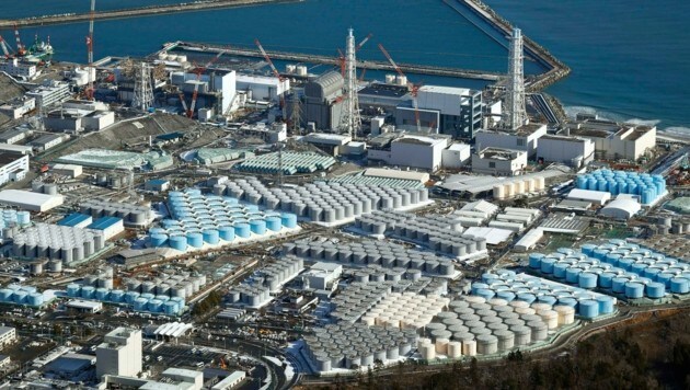 In diesen Tanks wird radioaktiv verstrahltes Wasser aus dem AKW Fukushima aufbewahrt. Japan möchte das Wasser nun loswerden. (Bild: AP)