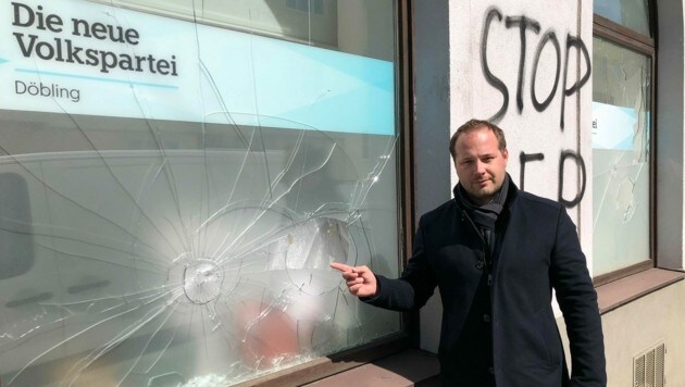 Daniel Resch, ÖVP-Bezirksvorsteher in Wien-Döbling, vor dem zerstörten Fenster (Bild: zVg)