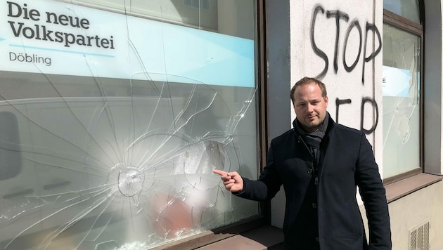 Daniel Resch, ÖVP-Bezirksvorsteher in Wien-Döbling, vor dem zerstörten Fenster (Bild: zVg)