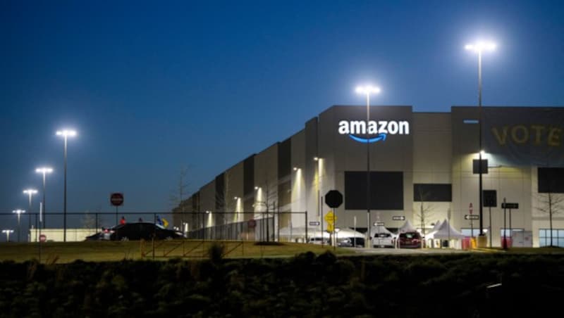 Die Belegschaft des Amazon-Lokgistikzentrums in der Stadt Bessemer in Alabama stimmte über die Bildung eines Betriebsrats ab. (Bild: APA/AFP/Patrick T. FALLON)