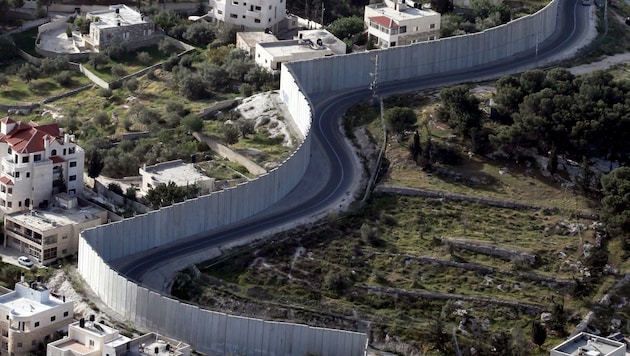 Die „Anti-Terror-Mauer“ zwischen Israel und Palästinensergebiet (Bild: ABIR SULTAN)