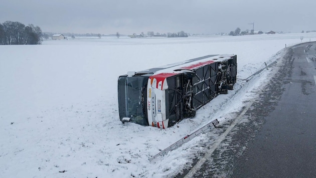 Der 24-Tonnen-Bus war nach einer leichten Linkskurve über die zwei Meter hohe Böschung gestürzt. (Bild: Pressefoto Scharinger © Daniel Scharinger)