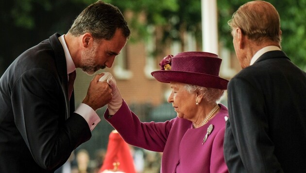 Die Queen und Prinz Philip mit dem spanischen König Felipe (Bild: ROTA / Camera Press / picturedesk.com)