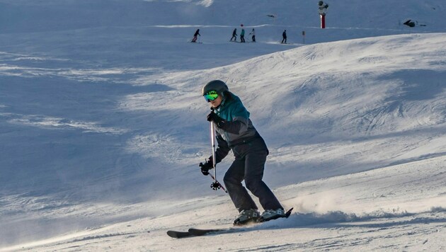 Beim scheinbar unverschuldeten Sturz durch die Kollision mit einem Unbekannten verletzte sich die Skifahrerin schwer. (Bild: Stiplovsek Dietmar)