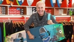 Klaus Eberhartinger im Wiener Surfshop „Hang Loose“ beim Board-Check - ab Monat präsentiert er mit Rainer Schönfelder auf PULS 4 „Show Your Talent“. (Bild: Zwefo)