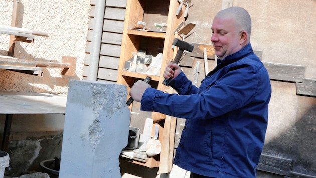 Wolfgang Becksteiner ist bekannt für seine Kunstwerke aus Beton. Auch sein Corona-Denkmal wird aus etwa 10 Tonnen Beton hergestellt. (Bild: Christian Jauschowetz)