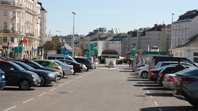 Eine 10.000 Quadratmeter große Asphaltwüste: Der Parkplatz beim Wiener Naschmarkt. (Bild: Zwefo)