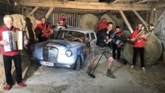 Auch ein Mercedes-Oldtimer mit dem Baujahr 1964 war Teil der Kulisse. (Bild: Krierer Wilfried)