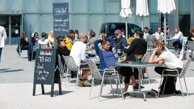 Im Restaurant sitzen, Kaffee trinken - die Vorarlberger öffneten, allerdings stieg die Zahl der Neuinfektionen stark an. (Bild: Mathis Fotografie)