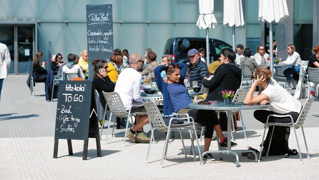 Im Restaurant sitzen, Kaffee trinken - die Vorarlberger öffneten, allerdings stieg die Zahl der Neuinfektionen stark an. (Bild: Mathis Fotografie)