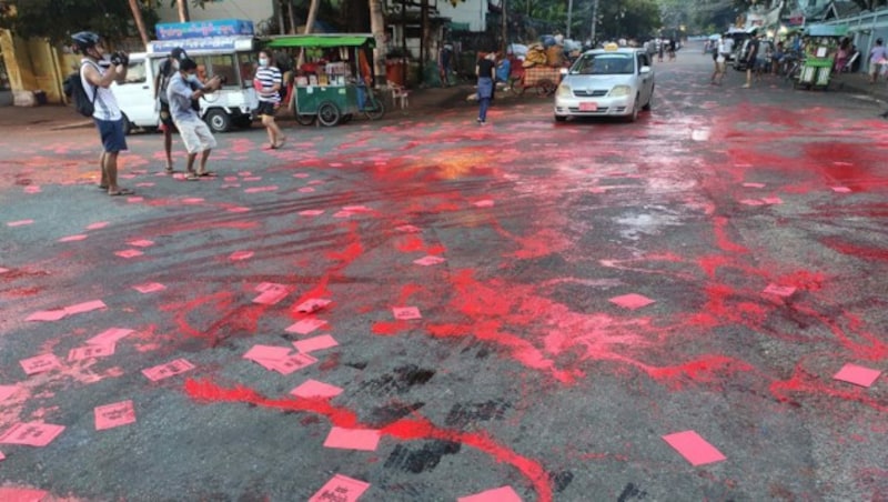 Die rote Farbe soll das bereits vergossene Blut symbolisieren. (Bild: Handout / FACEBOOK / AFP)