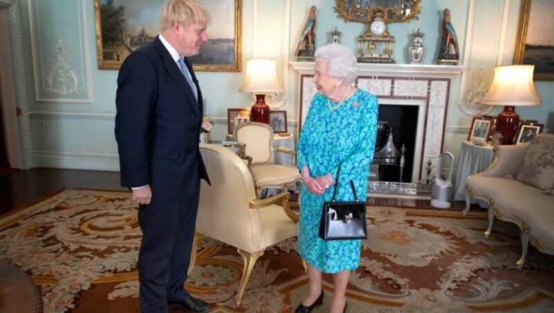 Boris Johnson bei einer Audienz mit der Queen im Buckingham Palast (Bild: Victoria Jones / PA / picturedesk.com)