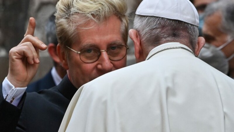 Monsignor Jozef Bart (links) geht mit dem Papst auf Tuchfühlung (Bild: ANDREAS SOLARO / AFP)