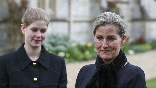 Sophie, die Countess of Wessex, mit ihrer Tochter Lady Louise Windsor nach einem Gottesdienst in der Royal Chapel of All Saints in Windsor. (Bild: APA/Photo by Steve Parsons / POOL / AFP)