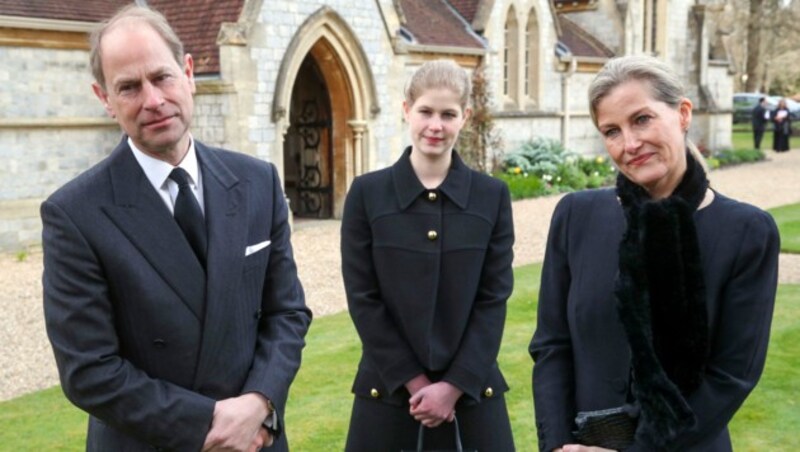 Prinz Edward mit seiner Tochter Lady Louise und seiner Frau Sophie (Bild: AFP)