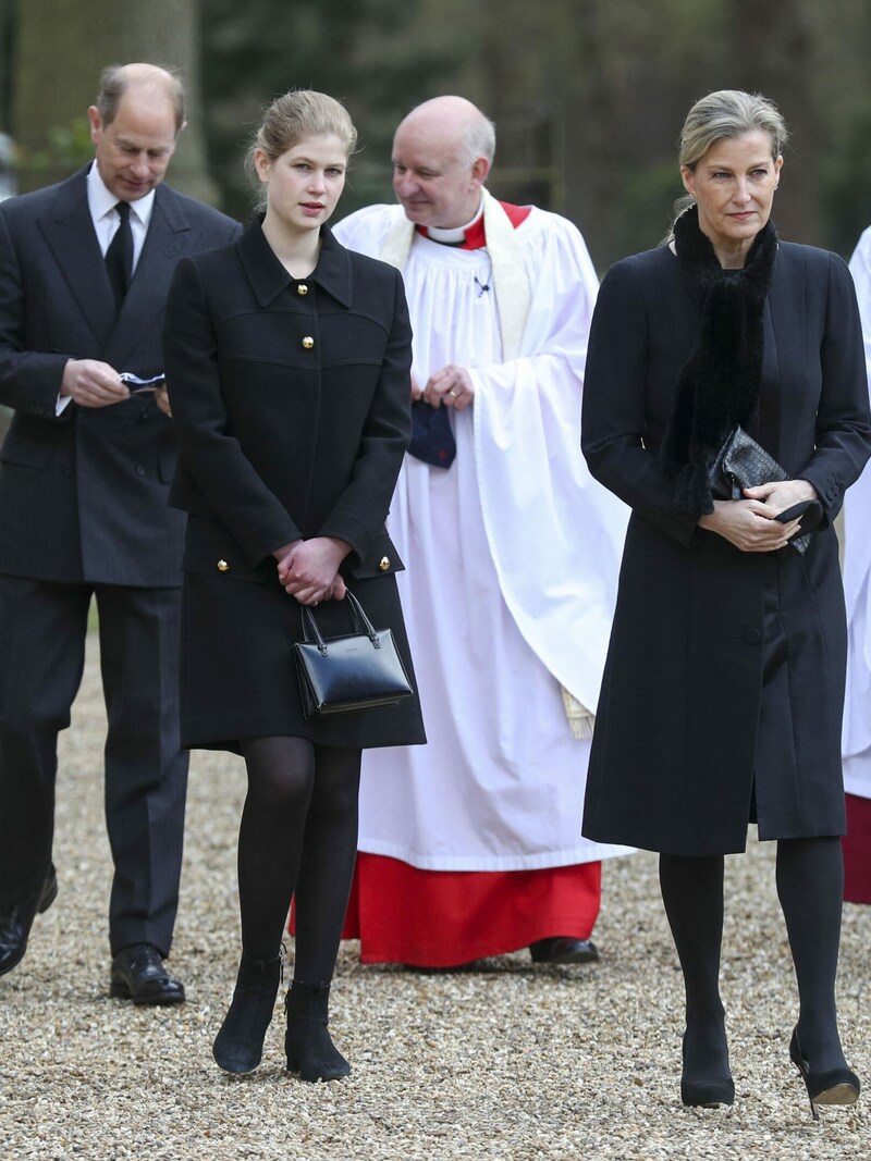 Prinz Edward, einer der drei Söhne des verstorbenen Prinz Philip, mit Tochter Louise und Ehefrau Sophie nach einem Gottesdienst in Windsor (Bild: APA/AFP Photo by Steve Parsons / POOL / AFP)