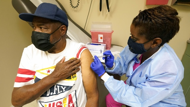 Eine Corona-Impfung in den USA (Bild: AP)