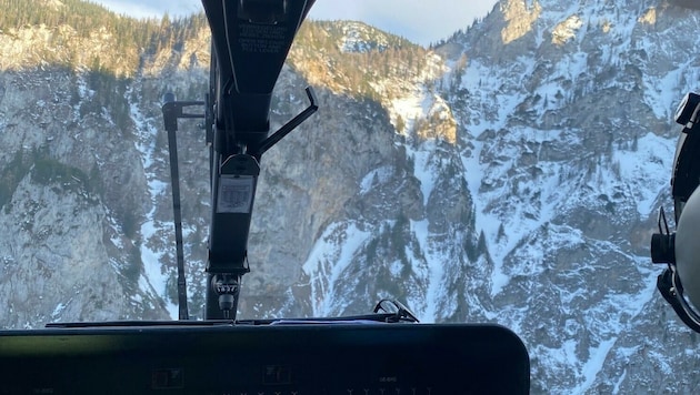 Die heimische Flugpolizei konnte die Alpinisten von der Rax retten, das Trio hatte Glück im Unglück. (Bild: LPD NÖ)