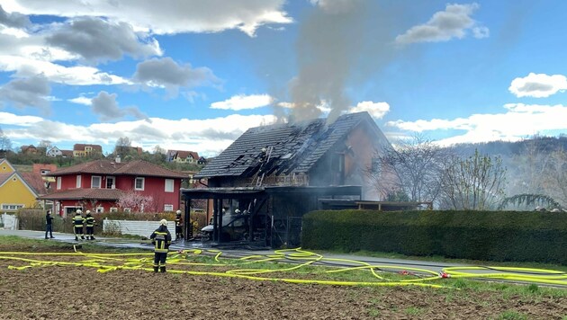 Beim Wohnhausbrand standen vier Feuerwehren im Einsatz. (Bild: Hannes Mörth, FFDL)