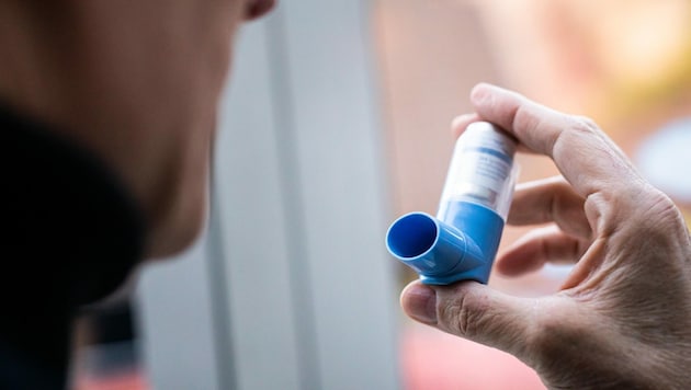 Die zweimal tägliche Anwendung eines handelsüblichen Asthma­sprays konnte schwere Corona-Verläufe verhindern. (Bild: APA/dpa/Philipp von Ditfurth)