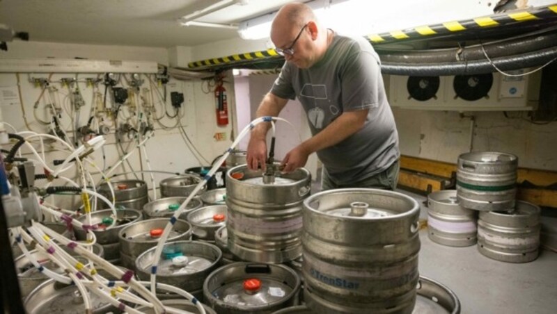 Carl Elliott, Manager des Pubs „The Village Pub“, trifft letzte Vorbereitungen vor der Wiedereröffnung. (Bild: Tolga Akmen / AFP)