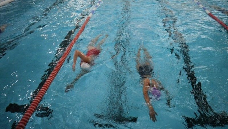 Auch die Schwimmbäder sind wieder geöffnet. (Bild: DANIEL LEAL-OLIVAS / AFP)