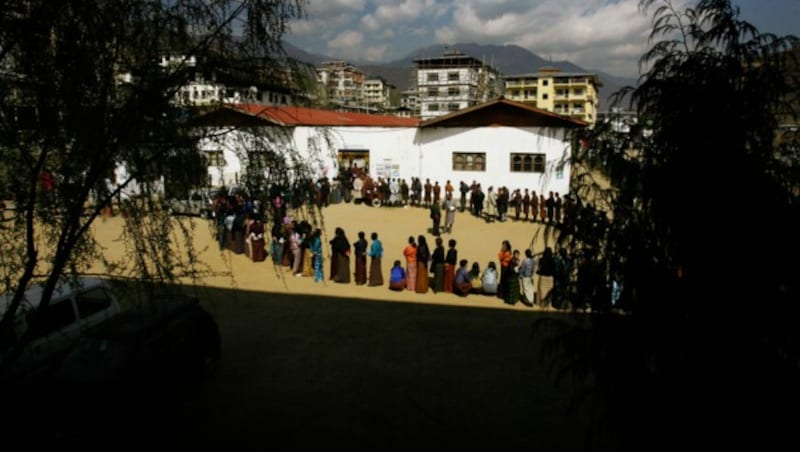 Menschen in Bhutan stellen sich für die Corona-Impfung an. (Bild: 2008 AP)