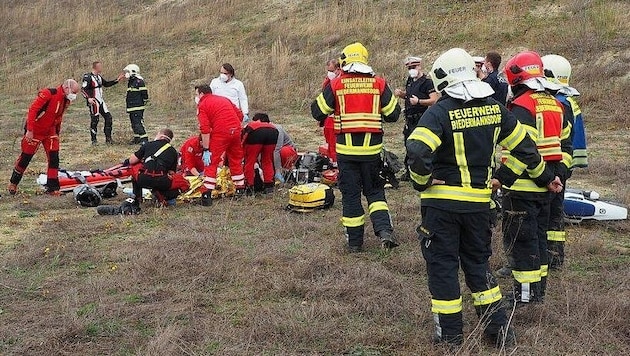 Feuerwehr, Rotkreuz-Sanitäter und das Notarztteam von Christophorus 9 versorgten das Unfallopfer. (Bild: FF Biedermannsdorf)
