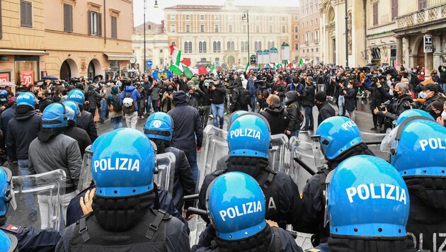 Bei unerlaubten Protesten von Lokalinhabern in Rom ist es zu Krawallen gekommen. (Bild: AFP)