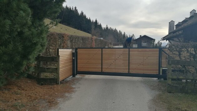 Nichts geht mehr: Das Tor verhindert die Durchfahrt auf dem Privatweg (Bild: Privat)