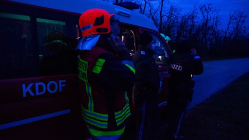 Die Feuerwehr Gols und die Polizei waren beim Windradbrand vor Ort. (Bild: Charlotte Titz)