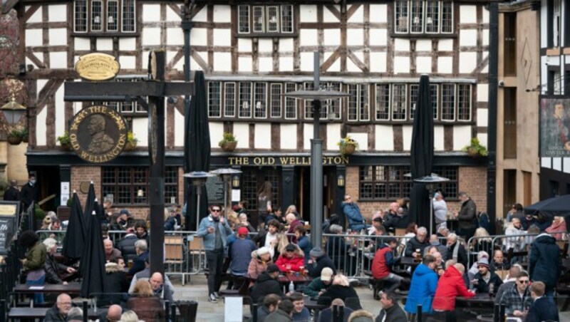 Ein Pub im Zentrum von Manchester öffnete am Montag wieder für Gäste. (Bild: AP)