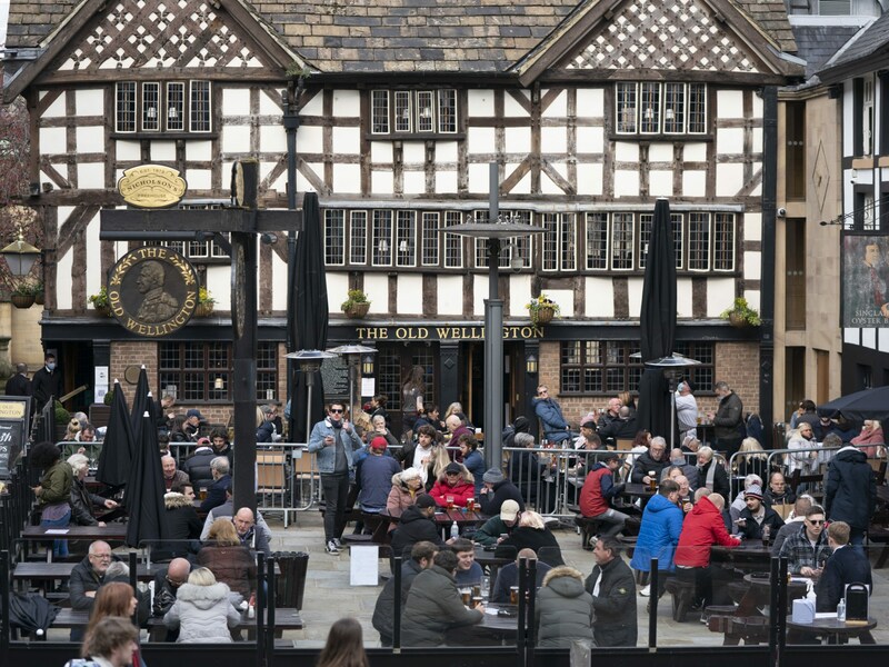 Ein Pub im Zentrum von Manchester öffnete am Montag wieder für Gäste. (Bild: AP)