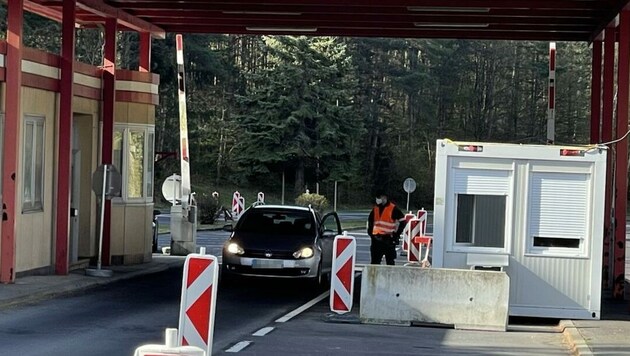 Am Grenzübergang Bonisdorf ist die 41-Jährige mit dem gefälschten Test eingereist. (Bild: Christian Schulter, krone.at)