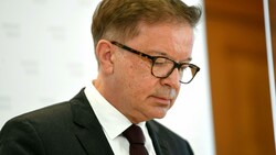 Gesundheitsminister Rudolf Anschober zieht sich mit einer emotionalen Rede aus der Politik zurück. (Bild: APA/Roland Schlager)