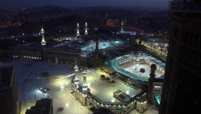 Muslime feiern in der al-Harām-Moschee in Mekka den Beginn des Fastenmonats. (Bild: AP Photo/Amr Nabil)