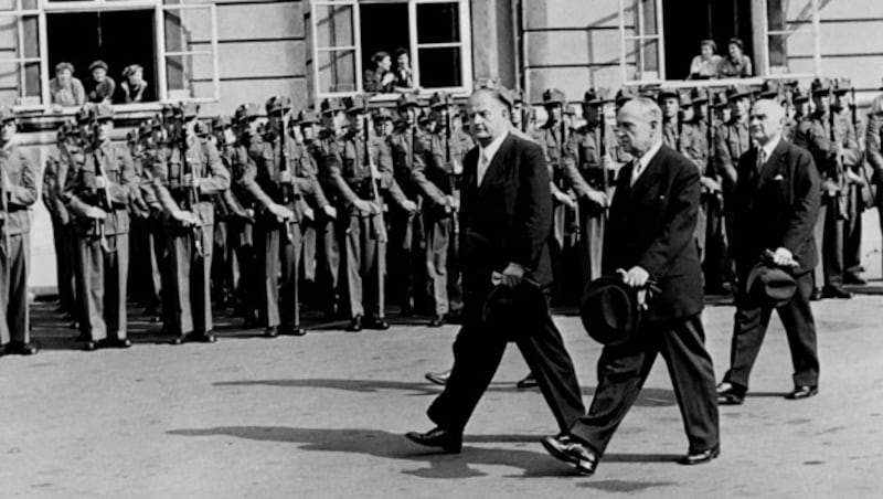 Julius Raab (l.), Adolf Schärf (m.) und Emil Liebitzky (r.) im Jahr 1955 in Wien. Raab trat seiner Krankheit zum Trotz aus Pflichtbewusstsein für die ÖVP zur Bundespräsidentenwahl 1963 an, bei der er Amtsinhaber Adolf Schärf unterlag. Schärf verstarb nach kurzem, sehr schwerem Leiden 1965 in Wien. (Bild: APA/INTERCONTINENTALE/AFP)