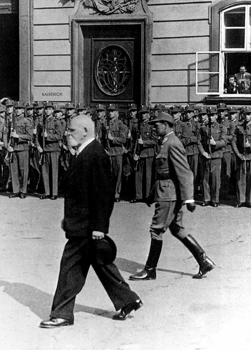 Theodor Körner im Jahr 1955 bei einem Besuch der ersten Soldaten der Zweiten Republik. Ein Jahr später erlitt er einen Schlaganfall mit rechtsseitiger Lähmung und verstarb 1957. (Bild: GI)